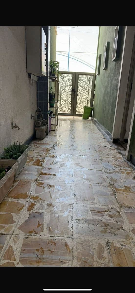 بيت 120 متر طابقين
الطابق الارضي 3 حمامات +صالة+مطبخ+غرفة نوم +حوش
الطابق الثاني 4 غرف +سطح 
العنوان بغداد الكرخ حي الاعلام شارع البدالة قرب مدرسة العلم 
هاتف ☎️ ***********
