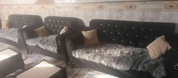 تخم 16 مقعد يتكون من 4 قنفات و 1 وصط وثنين كراسي مع 3 طبلات و 10 كوشات الاستفسار ع رقم *********** او مراسله الصفحه 
ملاحضه مستعدون لشراء كافه المواد المنزليه
