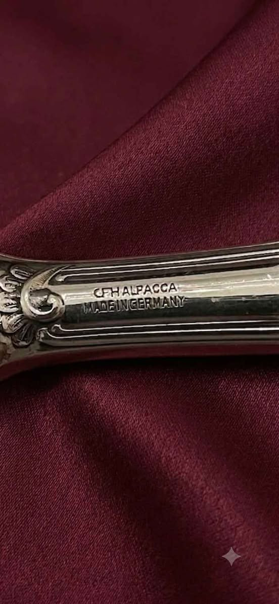 طقم معالق الباكا مارلى CFH المانى بالعلبه القطيفه 
مختوم على كل القطع 
MADE IN GERMANY 
100 قطعه جديده تماما بحالة الزيرو 
يخدم 12 فرد 
* 12 معلقه كبيره 
* ⁠12 شوكه كبيره 
* ⁠12 سكينه كبيره 
* ⁠12 معلقه وسط 
* ⁠12 شوكه وسط
* ⁠12 سكينه وسط
* ⁠12 معلقه شاي 
* ⁠12 شوكة جاتوه 
* ⁠4   قطعة توزيع الاسكندرية, مصر


**إذا كنت صاحب هذا الإعلان وتريد حذفه لأي سبب، رجاءا أرسل رسالة إلى الدعم الفني**