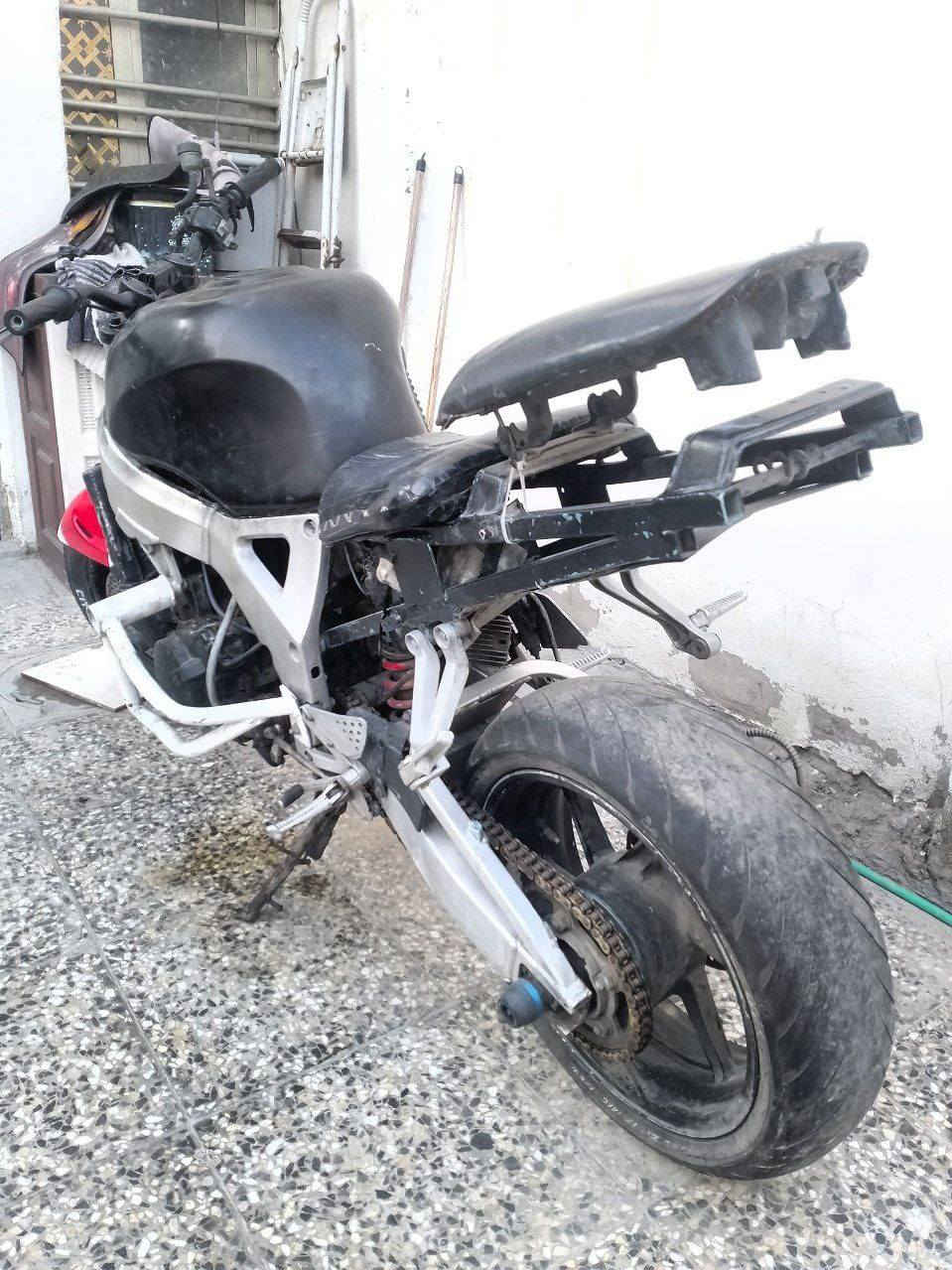 سلام عليكم دراجه نوع cbr بطح مال سباق هونداي موديل ١٩٩٨مكينه ١٠٠٠ccبدون كفرات بدون رقم اوراق كمركيه كامله دراجه بدون كفرات بس دراجه حلوه مشيه حلو وسعره همينه حلو وممناسب الي يهون هيج دراجات مكانه بغداد حي اور ورقم التلفون. *********** السعر مليونين وبيه مجال
