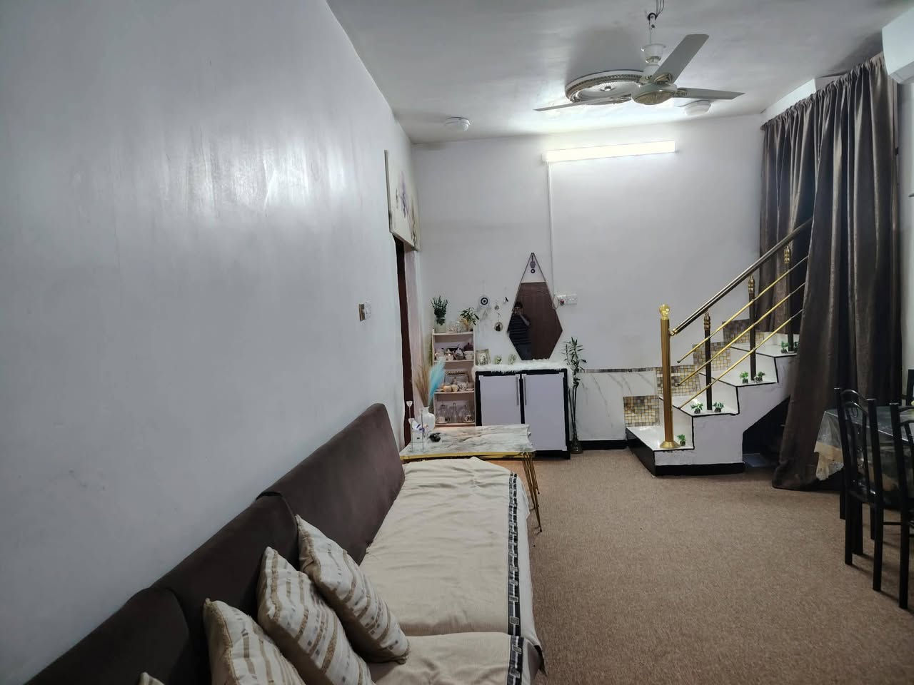 سلام عليكم للبيع بيت بشارع الشفلات براكيه 100مربعه السعر 70وبيه مجال الستفسار ***********
