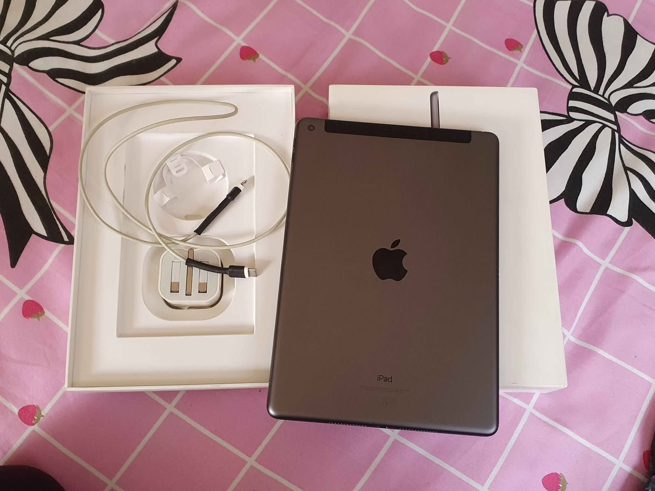 Ipad 9   64 مساحه
Wi fi وشريحه 
بحاله الزيرو مفهوش ختش 
معاه الكارتونه والشاحن والوصله وكل مشتملاته الاصليه كامله 
استخدام خفيف جدا
النسخه المميزه بتشتغل واي فاي وشريحه القاهرة, مصر


**إذا كنت صاحب هذا الإعلان وتريد حذفه لأي سبب، رجاءا أرسل رسالة إلى الدعم الفني**