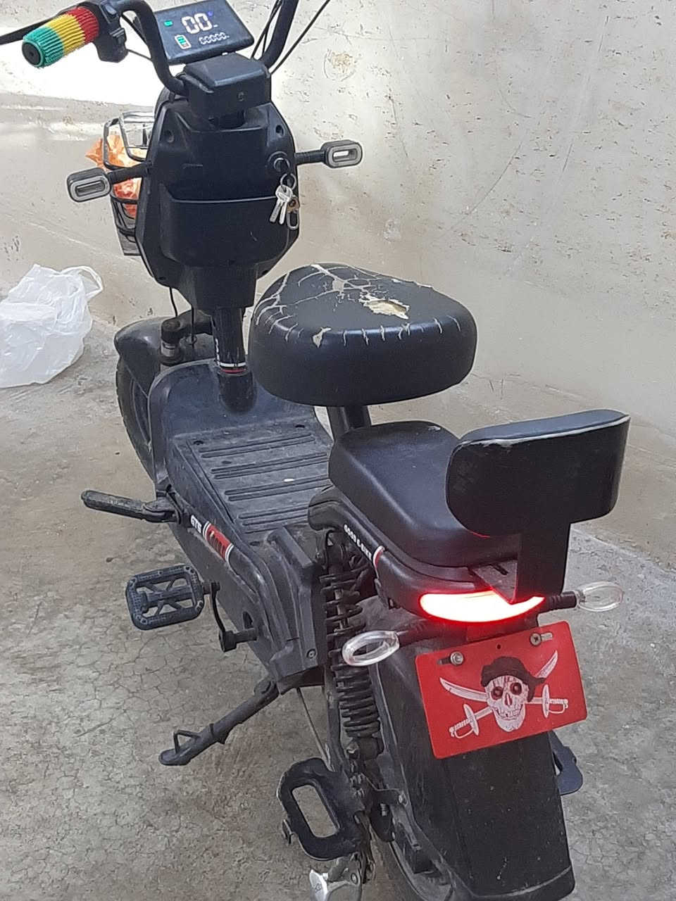 بيسكل شحن للبيع شغال بس ضعيف صارله يومين هيج السعر ١٠٠ وبي مجال بسيط للشراي العنوان كركوك قضاء الدبس او تعال خاص وتدلل *********** وبي واتساب وتحياتي للجميع
