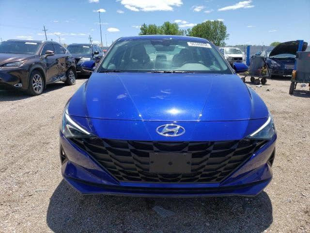 ‏HYUNDAI ELANTRA 2023
سعة المحرك:-  1.6. هايبر 
المسافة المقطوعه :-24000mi
اللون :- ازرق
الموديل: 2023

الاضافات#👇👇
 شاشه كبيره 
فرش مخمل 
تحكم سرعه
تحكم مسجل 
ويل 16
كأمره 
بصمه 
كشاف
اشاره بالمرايا 
حساس تجاوز

🚘🚘  حادث السياره كما موضح في الصور 🚘🚘
السياره بدون ايرباك
السياره مرقمه بغداد مشروع وطني تحويل ثاني يوم

*****
السعر 132 وبيها مجال
الاستفسار:.
***********
