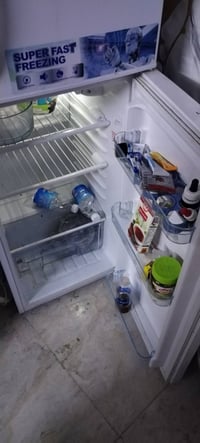 ثلاجه للبيع استخدام قليل اقل ٣ اشهر رايده ٢٥٠ قفل 07722686518 بغداد نف...