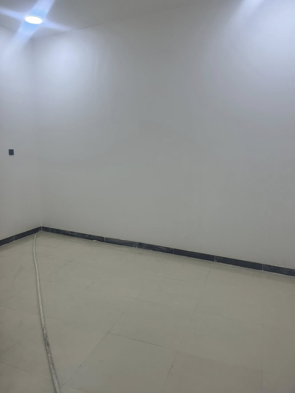 دار بناء حديث مساحه 100طابو زراعي سند 25تحويل مباشر  يحتوي ع صاله وهول ومطبخ وغرفه نوم وحمام داخلي وخارجي وغرفه طابق ثاني وبيتونه
الموقع حي الاساتذه خلف شوون العشائر 
استفسار اكثر ع السعر تواصل ع الرقم ***********
