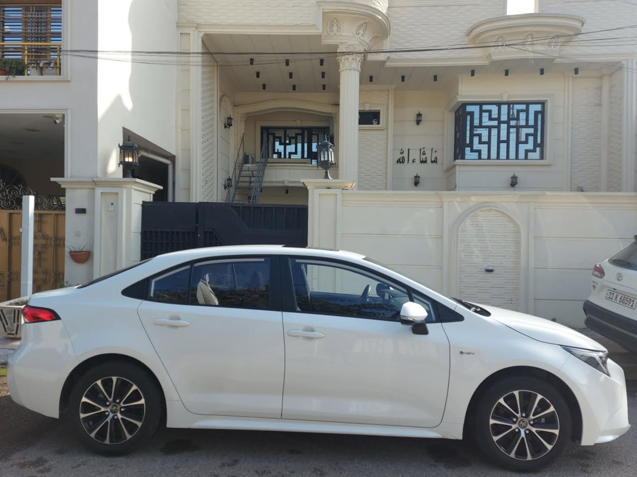 كورولا – الشكل الامريكي،،! تجميع صيني
موديل،2025 | رقم بغداد ا تحويل مباشر  
 
السيارة بحاله الزيرو ماشيه 3،300 كيلو 

المواصفات الأهم:

✅ محرك 1800 سي سي – 4 سلندر 

✅ دفع أمامي + ناقل حركة CVT

✅ كامرة خلفيه

✅ مصابيح أمامية LED

✅ دخول وتشغيل بصمة (عدد 2)

✅ إشارات على المرايا الجانبية

✅ تحكم كهربائي كامل بالنوافذ

✅ تبريد أمامي وخلفي

✅ فتحة سقف (سلايد)

✅ نظام مراقبة ضغط الإطارات TPMS

✅ نظام رادار أمامي ومثبت سرعة

✅ أنظمة سلامة متقدمة:

• نظام تحذير التصادم الأمامي

• نظام التوقف التلقائي

• نظام تحذير الخروج من المسار

• نظام البقاء داخل المسار

✅كشنات مخمل

✅ بلوجكترات + نظام ABS

✅ منافذ USB-C

✅ لايت زنون عالي / ناصي

للاستفسار الاتصال بالرقم 

***********
