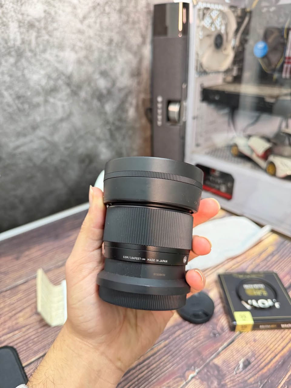 ⁨ 📸 Sigma 56mm f/1.4 DC DN – Nikon Z Mount

عدسة احترافية من سيكما مناسبة للتصوير البورتريه وتعطي عزل وخلفية ضبابية جميلة (Bokeh) بفضل فتحة العدسة الواسعة f/1.4.

🔹 الحالة: مستعمل – نضافة 100٪؜ 
🔹 الملحقات: 
• الكرتون الأصلي 
• قبق أمامي + خلفي 
• هوود بلادي 
• كفر للعدسة 
• فلتر أصلي

⚙️ المواصفات والأداء:
• البعد البؤري: 56mm (مثالي للبورتريه) 
• فتحة عدسة واسعة f/1.4 – أداء ممتاز بالتصوير الليلي والإضاءة الضعيفة 
• عزل قوي وخلفية ناعمة للبورتريه 
• حدة عالية جداً بالصورة (Sharpness) 
• أوتو فوكس سريع وهادئ مناسب للتصوير والفيديو 
• حجم خفيف ومناسب للاستخدام اليومي

📷 متوافقة مع كاميرات Nikon Z (APS-C): 
• Nikon Z30 
• Nikon Z50 
• Nikon Z fc 

💰 السعر: فقط 425,000 دينار

📩 للاستفسار أو الحجز مراسلة الصفحة 
🚚 *متوفر توصيل مجاني⁩ كركوك, العراق


**إذا كنت صاحب هذا الإعلان وتريد حذفه لأي سبب، رجاءا أرسل رسالة إلى الدعم الفني**