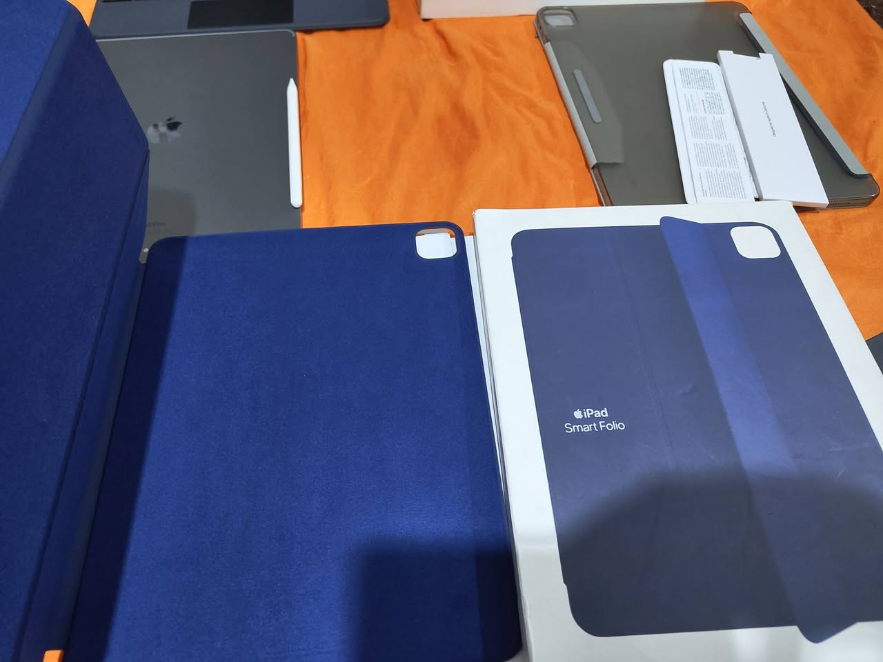 ايباد برو الحجم الكبير الجيل السادس M2
نظافة 101% 
13inch , 256gb 
-اشتريت 
الايباد برو جيل 6 - 1099$
كفر ابل 99$ (  smart folio ) كحلي بحري
قلم  80$ usb
ماجك كيبورد 80$ مغناطيسي 
كفر كاربون فايبر حقيقي بيتاكه 75$ (pitaka)
كفر ماركه esr) 60$)
كفر ماركه wiwe) 25$)
الايباد كامل ملحقات كارتون راس شحن وكيبل 
صارن عليه اكثر من 2 مليون 
ابيع 1 مليون عدل 
وصل الشراء اخر صورة
***********
يوجد توصيل - مجاني 
الي ياخذه يدلل نفسه حرفيا والف عافيه عليه
