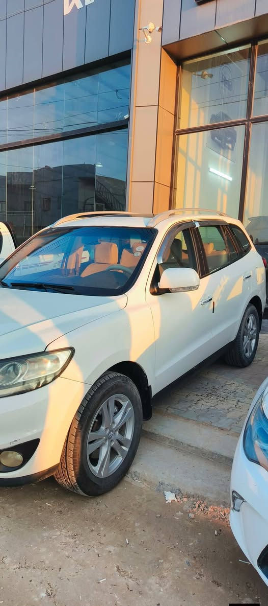 السلام عليكم 

سنتافي موديل ١١ مكينه ٤ يعني ٢٤٠٠ 
فول عدى البصمة رقم اربيل دولي و باسمي وتحويل باي وقت تريده ضررها قطعتين 
مكاني صلاح الدين 
سعرها ١٤٤$
***********
الخاص مفتوح
