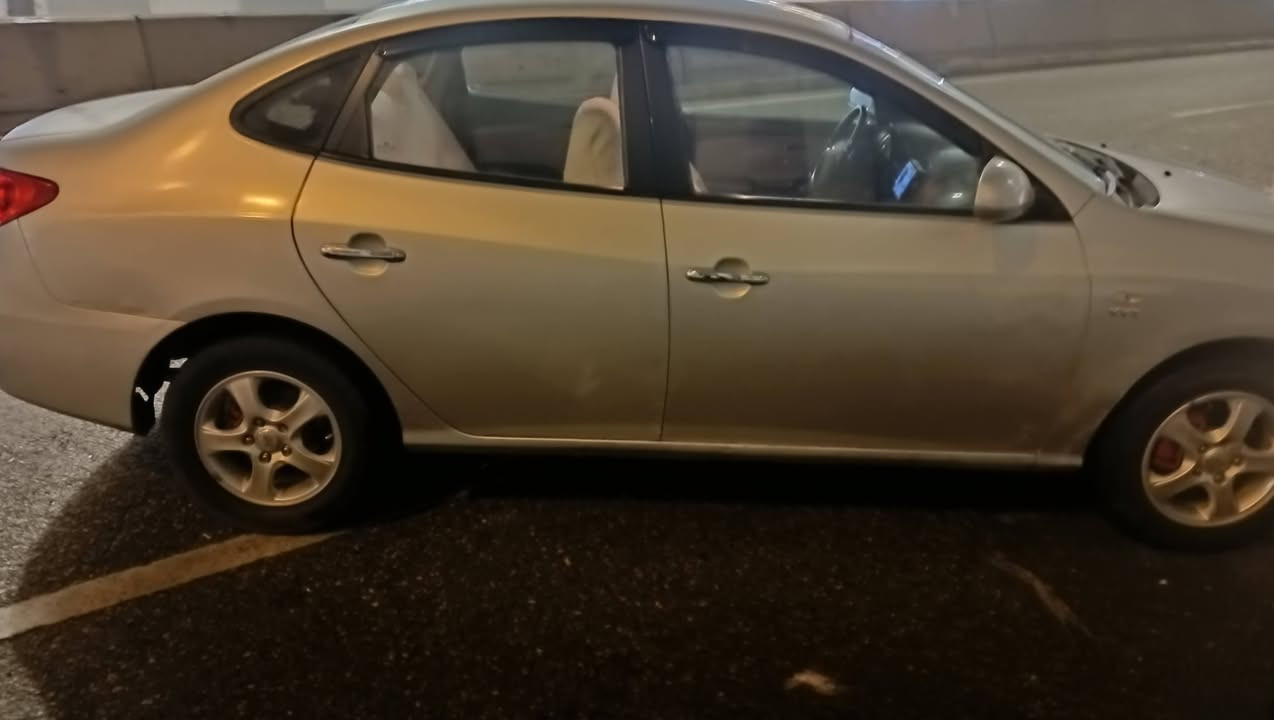 2007
٤٣گەلا
گێرو مەکینە بە شەرت 
تەقەو ڕەقە بە شەرت
سقفی بێ بۆیاخ 
پێشو دوای کەپسە 
 لە سلێمانیم 
***********
