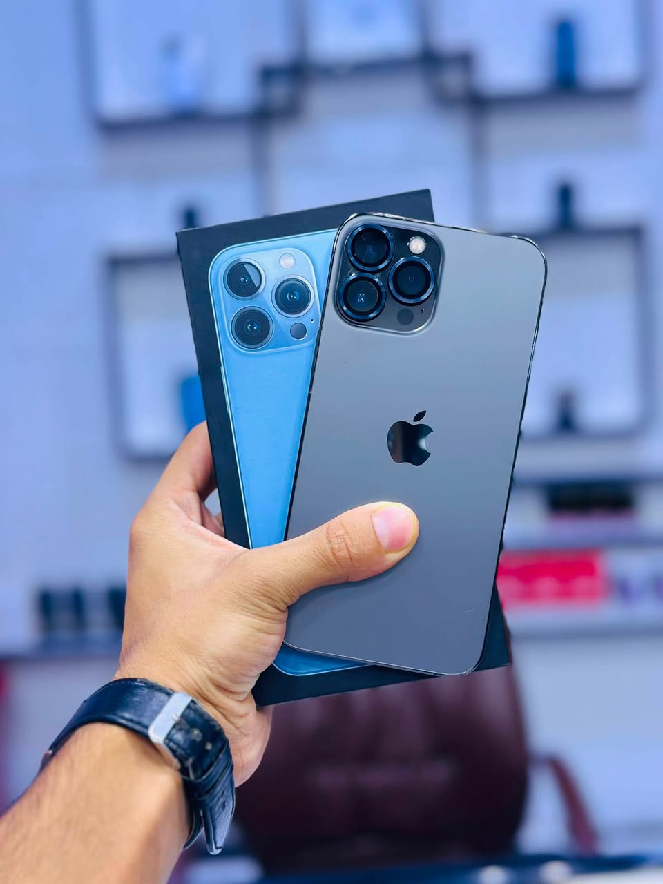 السلام عليكم متوفر:
♠️آيفون 13 Pro Max ذاكرة 256 بطارية 86 الجهاز مكفول وضمان فقط شخوط بسيطة بالشاشة✔️.

☑️***********☑️

☑️مركز سفن فون للهواتف النقالة☑️
