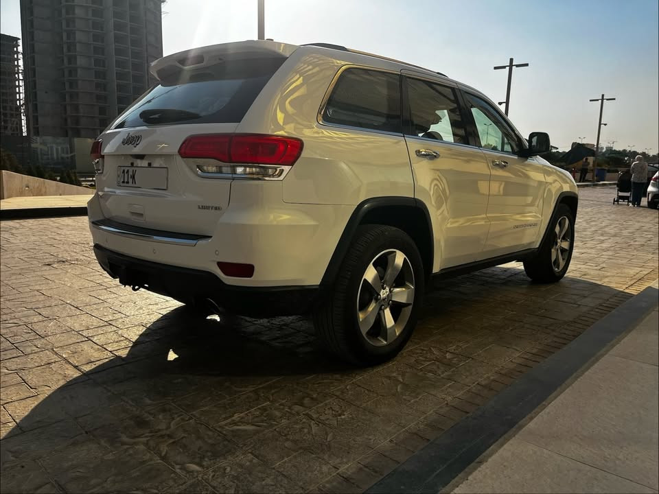 🔥 للبيع Jeep Grand Cherokee Limited 2014 🔥

المواصفات

* 🚙 وارد أمريكي

* ⚪ اللون: أبيض

* 📍 الموقع: بغداد – الدورة

* 📄 رقم بغداد إنكليزي مميز وتحويل مباشر، السيارة باسمي

* ✔️ محرك 3.6L V6
* ✔️ نظام دفع رباعي 4×4
* ✔️ ناقل حركة أوتوماتيكي 8 سرعات
* ✔️ شاشة أصلية كبيرة
* ✔️ كشنات جلد أسود أصلية
* ✔️ فتحة سقف
* ✔️ تشغيل عن بعد
* ✔️ شفتات على المقود
* ✔️ كاميرا خلفية أصلية
* ✔️ حساسات خلفية
* ✔️ بصمة تشغيل وبصمة أبواب امامي

* ✔️ نظام القيادة الرياضي (Sport) 🏎️
* ✔️ نظام ECO الاقتصادي
* ✔️ مصابيح عدسة زينون
* ✔️ مقود كهربائي مع خاصية التدفئة
* ✔️ تحكم كامل من المقود

الإضافات

* ✅ تخم إطارات ياباني bergestone قياس 20 إنج والجناي يعرف قيمة التايرات ويل كپ ٢٠ نجمة الأصلي مال الشركة 
*✅ عنبار نظام البريك جديد شركة وكالة موبار 
*✅ براد دهن المحرك جديد وكالة
* ✅ راديتر جديد أصلي Mopar
* ✅ راديتر التدفئة الداخلي جديد أصلي Mopar
* ✔️ باب خلفي كهربائي (شفط)

* ✔️ هوك سحب مقطورة مع التوصيلات الكهربائية
* ✔️ مقاعد أمامية كهربائية مع التدفئة
* ✔️ تدفئة للمقاعد الخلفية
* ✔️ تدفئة للمقود
* ✔️ ذاكرة مقاعد (3 وضعيات)
* ✔️ مرايا كهربائية قابلة للطي
* ✔️ إشارات مدمجة بالمرايا

الحالة

* ✅ السيارة نظيفة جداً واستعمال شخصي محدود
* ✅ جميع أعمال الصيانة والأدامة مجراة بشكل دوري ومنتظم

* ✅ تبريد ممتاز ❄️
* ✅ جاهزة بالكامل ولا تحتاج مصروف
* ✅ تراي وين مايعجبك 

* 💯 مناسبة للباحثين عن النظافة والمواصفات المتكاملة

* 💯 مثالية للاستخدام اليومي والسفر

للاستفسار. التواصل

* 📲 واتساب فقط: ***********

* ❌ أعتذر عن عدم الرد على الماسنجر مكلف بالنشر

والله ولي التوفيق.
