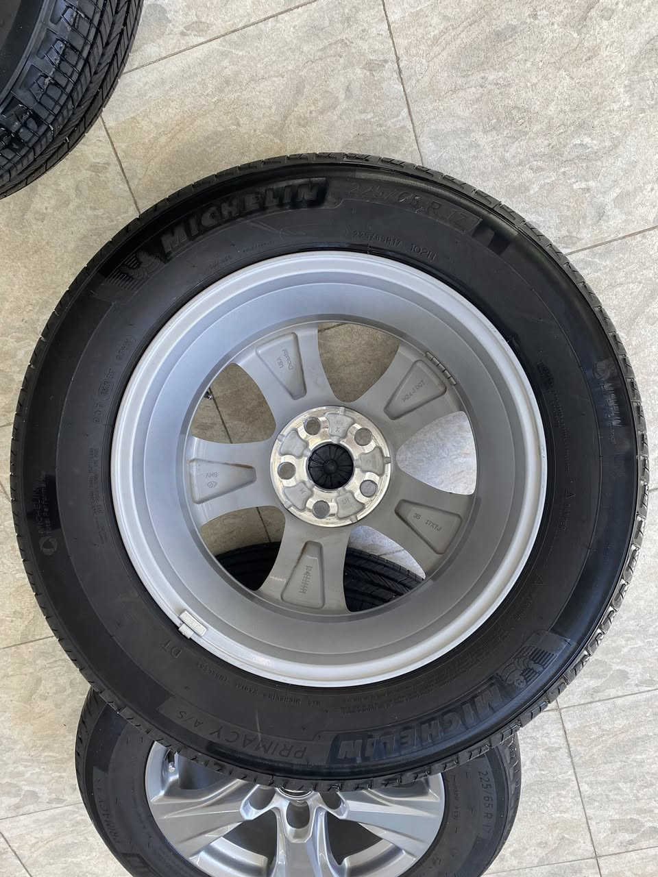 السلام عليكم 
تاير مع ويل عدد 3 اصلي شركة تايرات مشلن انتاج اسبوع 28 من سنه 24 بعدهن جدد ماشي عليهن 4000 فقط ملاحظة تايرات بدون حساس 
للاستفسار ***********
مكاني الانبار الرمادي 
يوجد توصيل
