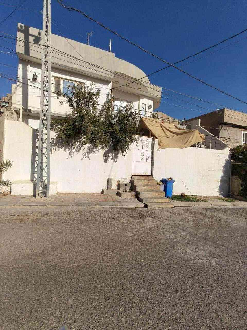 دار ل
فرع ميك ميك فلكة اخوان
مساحة 155 متر
واجهة 12.10
عمق 12.50
ط اول غرفة غرفة ضيوف و هول مطبخ و نشتملات
ط الثاني هول مطبخ غرفة نوم و مشتملات 
درج داخلي و درج خارجي
سعر 148 مليون 
شيرزاد عقارات
للاستفسار اكثر اتصل علي الارقام التاليه
***********
***********
* نستقبل جميع عروضاتكم السكنية 🏠 والتجارية 🏡 بكافة مناطق 
او زيارة مكتبنا 
ع سايدين مركز شرطة رحيم اوه مقابل صيدلية پار كركوك, العراق
