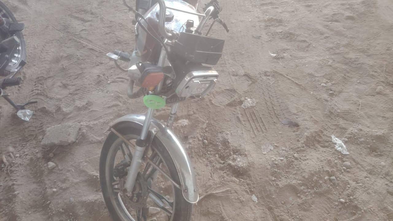 سلام عليكم دراجه للبيع نضافه 100/40  سعر 400 وبي مجال رقم ***********
