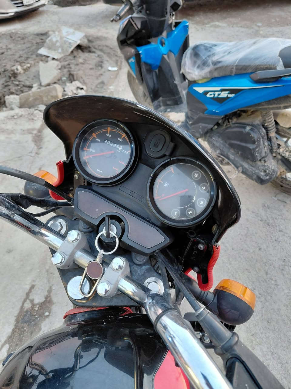 بوكسر كلاسك  موديل 2020  مرقم انكليزي باسمي دراجه مكينة مفتوحة اما باقي تفاصيل الدراجه كاملة زوج تايرات جدد  دبلات بعدهم ابلاديات كهربائيات كلهن شغالات ماشية 20 الف للعلم ممشتغله دلفري استخدام شخصي فقط ورقمتهه بيدي    رايد مراوس بدايوان  ماريد مرقم    الي يحب يراوس  هذا رقمي ***********  تحياتي  للجميع اخواني
