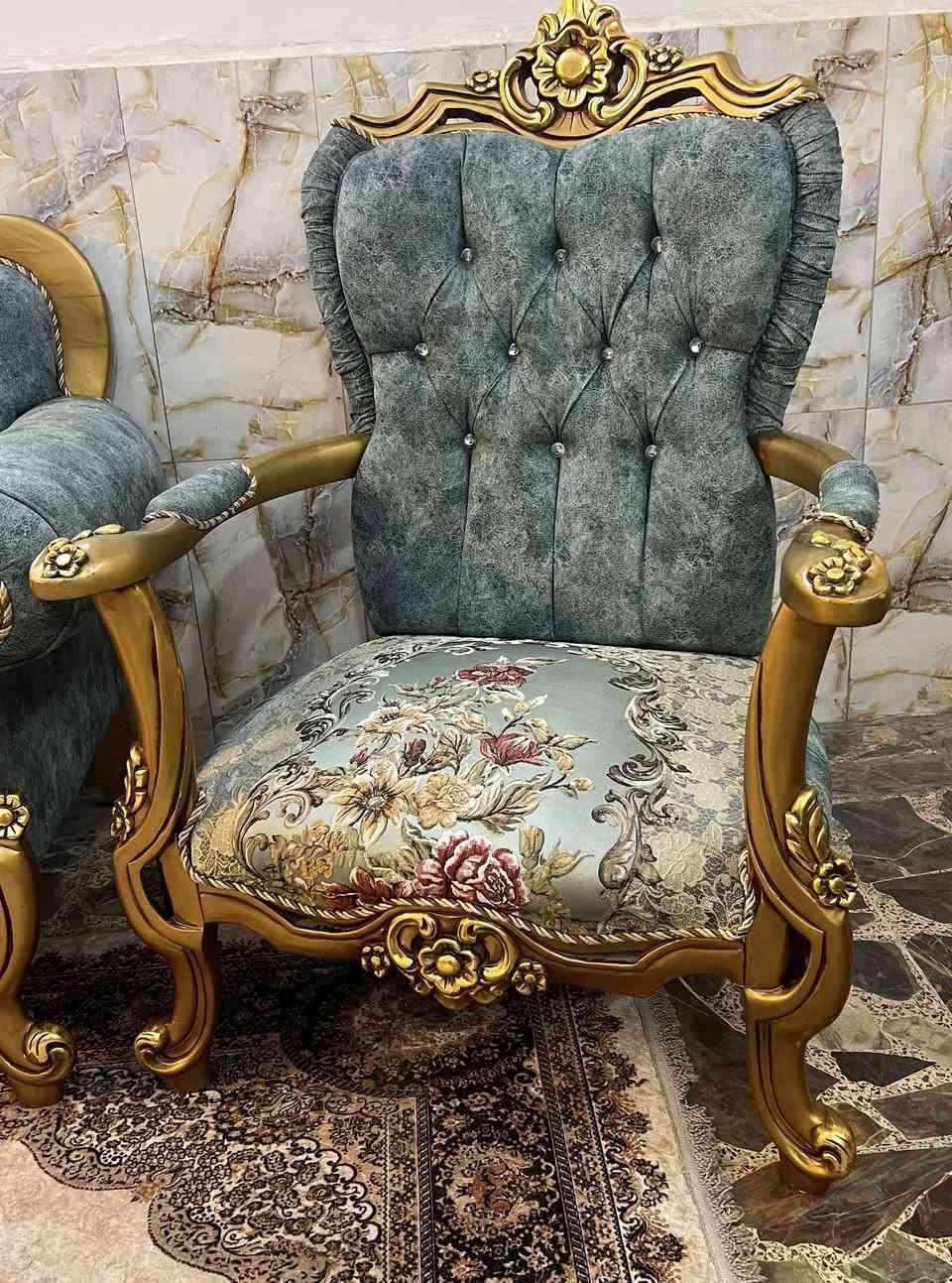 تخم تركي خشب زان عشر مقاعد نظيف جداً السعر ٨٥٠ مكانه المنصور ***********
