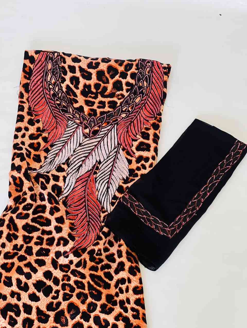 � قطعة نادرة… وما راح تتكرر 🔥
مخور إندونيسي شغل يدوي فاخر
قماش بطول ٤ متر مع شال مطابق
⚠️ كل لون قطعة وحدة فقط
🚚 توصيل لجميع المحافظات
التميز ما يحب الانتظار 🤍


**إذا كنت صاحب هذا الإعلان وتريد حذفه لأي سبب، رجاءا أرسل رسالة إلى الدعم الفني**