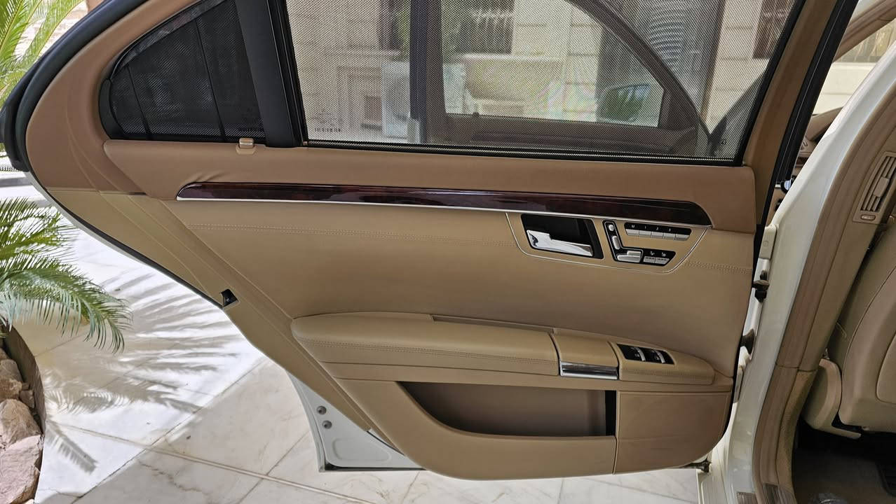 السلام عليكم للبيع
مارسيدس s500 باب طويل موديل 2010 
خليجي
رقم صلاح الدين الرقم الجديد 
تحويل ثاني يوم
السياره مكفوله بيها قطعه صبغ كلير  فقط الباب الامامي الايمن
فول فول مواصفات بانوراما
اربع كشانه تادفئه وتبريد 
ابواب شفط
بردات كهرباء 
إضائه داخليه متغيره
جنطه شفط
تلفون خلفي ستيرن خزن
مقاعد خلفيه منفصله 
ثلاجه خلفيه 
تبريد خلفي منفصل 
شاشه خلفيه عدد اثنين 
رادار ناظور ليلي
كامره خلفيه
تحكم اربع اكشانه 
وتكدر تتحكم بلكشن الكدام من الكشن الخلفي
ثلاثه وضعيات قياده
شفتات ستيرن 
ابواب شفط 
رادار 
بصمة 
حساسات 
بريك اوتو هولد 
وبعد بيها مواصفات
السعر235  
رقم صاحب السياره 
***********
