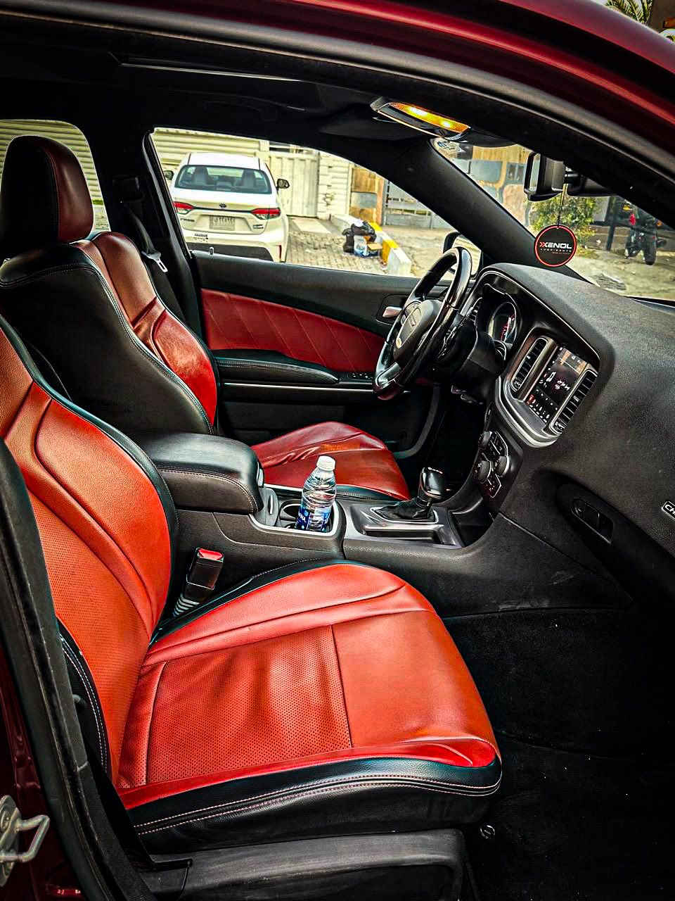 السلام عليكم للبيع جارجر gt خليجية بدون صبغ وكالة هارلم موديل ٢٠٢١ 
ماشية 42 الف 
المحرك:- 3600 /6 سلندر 
المواصفات 
فتحة سقف
مصابيح امامية زينون
داخل جلد احمر 
شفتات ستيرن 
كشافات الضباب زينون
المصابيح الامامية مع Led
حساسات
شاشة كبيرة مع نظام ملاحة نفكيشن gps 
سيستم صوت الپاين 
ويل قياس 20 
تشغيل عن بعد 
ستيرن كهربائي
محدد سرعة
تلفون بلوتوث
كاميرا خلفية
مرايا متحسسة للاضائة العالية 
دخول ذكي بصمة 
العنوان بغداد / للاستفسار *********** 
السعر 30500$وبي مجال للشراي
