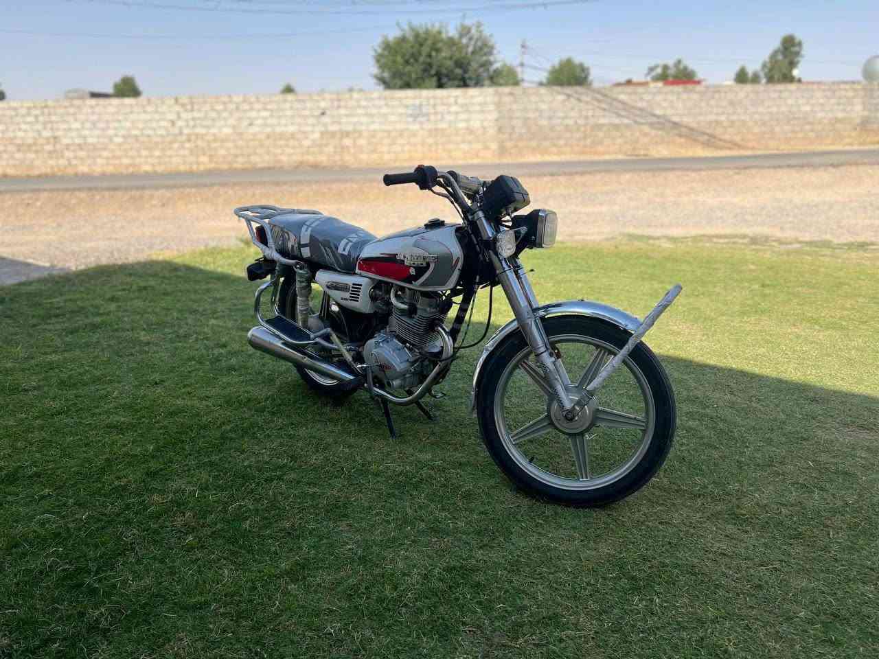 السلام عليكم موطور للبيع جني محرك 200cc كهربائيات كلها شقاله سلف شقال (السعر 350 بي مجال ) المكان القياره قريه الحاج علي ما متواجت خاص (***********)
