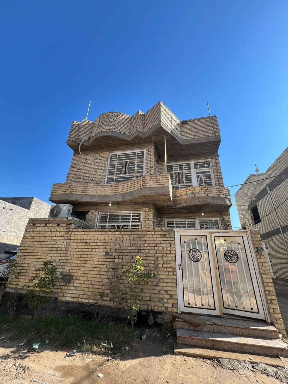 السلام عليكم بيت للبيع المساحه الكليه  150متر سند ٢٥ طابو زراعي إقرار محكمه ركن   طابقين بناء حديث ٥٠ متر شقه معزوله و١٠٠ متر بيت وجه يحتوي على غرف عدد ٤ بيع مستعجل او مراوس العنوان كربلاء طريق البارون عمود ٦٨ مجاور مجمع جار العباس يصلح سكن او حسينيه للزوار استفسار اكثر الاتصال بالأرقام التالية 
***********وتساب
***********
***********
