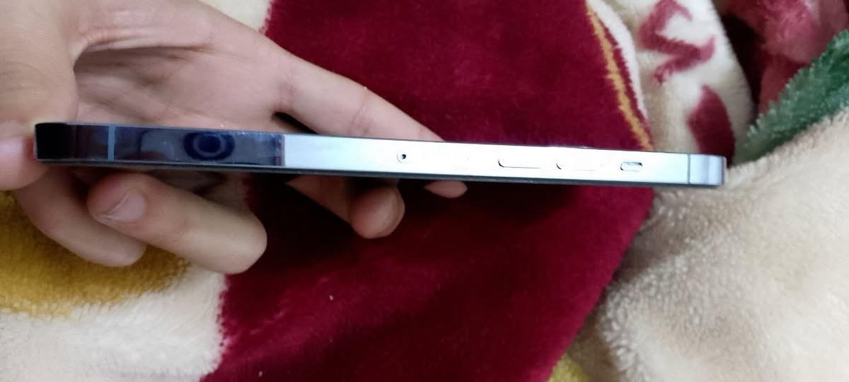 السلام عليكم ايفون ١٣ برو ماكس للبيع بطاريه ٩٥معلايه نضافه الجهاز كدامك تواصل خاص موجود على فيس واتساب 0776 650 2597
