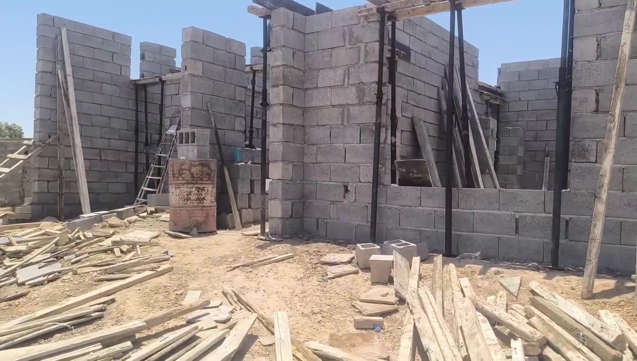 كى لة بةر خوا يارمةتيمان ادات
  ئةم خانووة هى ماليكى فقيرة.      گةيشتوينةتة سةقف 

 شيش و چيمنوو قم  و لم مان هية 
 تةنها پارةى نجارة كةمان نية.  
  يةك ملوين و دووسةد هةزار دةكات 
 صدقة جارية بةشدارن لة بةر خواى گةورة 

***********
