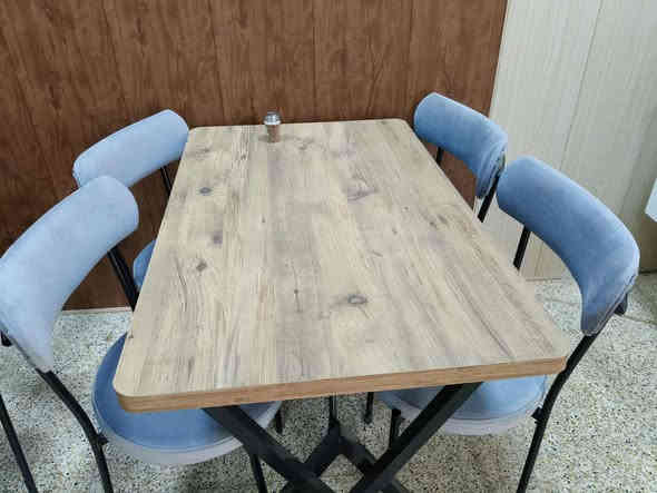 السلام عليكم موجود 3 ميوزه طعام مع كراسي كل ميز ويا 4 كراسي للبيع استعمال قبل شهر اي استفسار على الرقم.    ***********.  المكان الصويره
