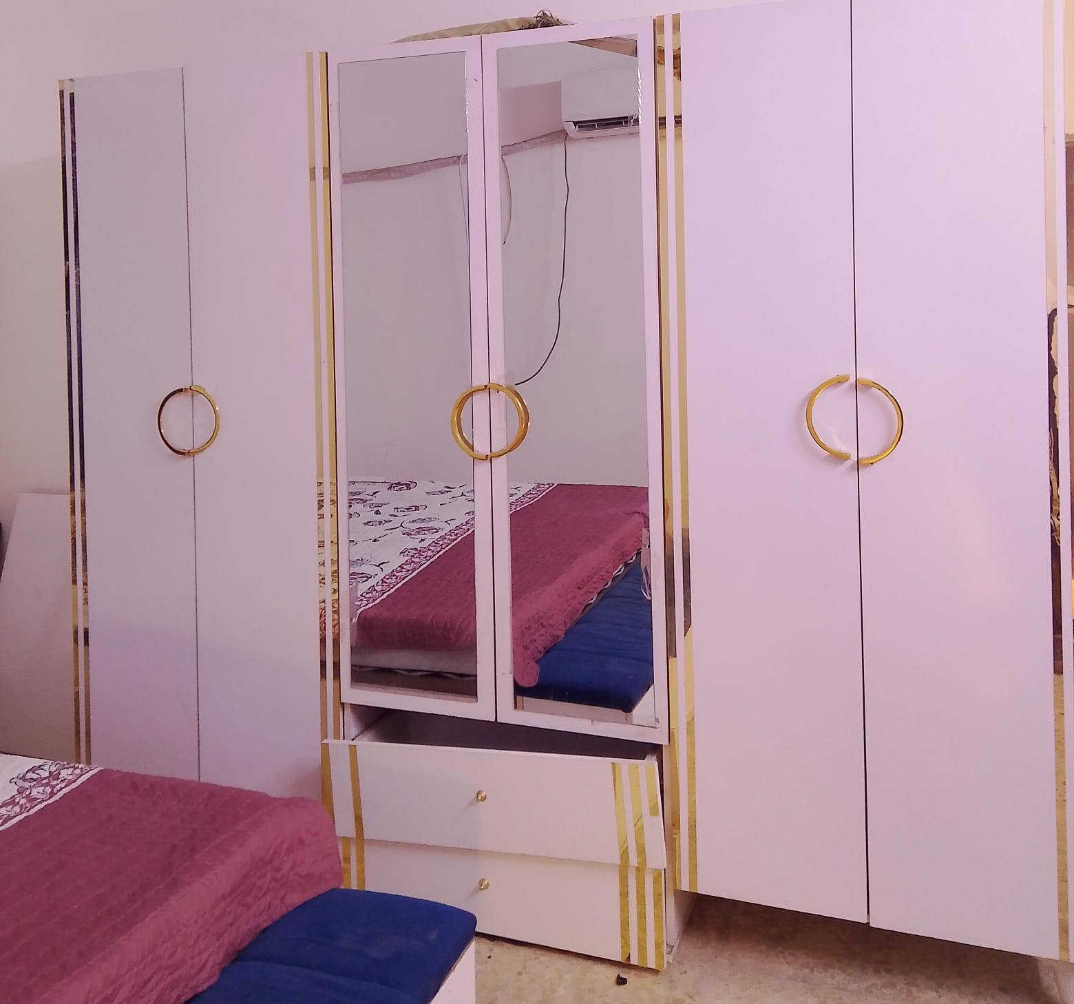 السلام عليكم غرفه كامله تتكون من كنتور ٦ خانات وجربايه وجرارات للبيع بسعر مناسب 1 رقمي  *********** السيديه يم مجمع السفير
