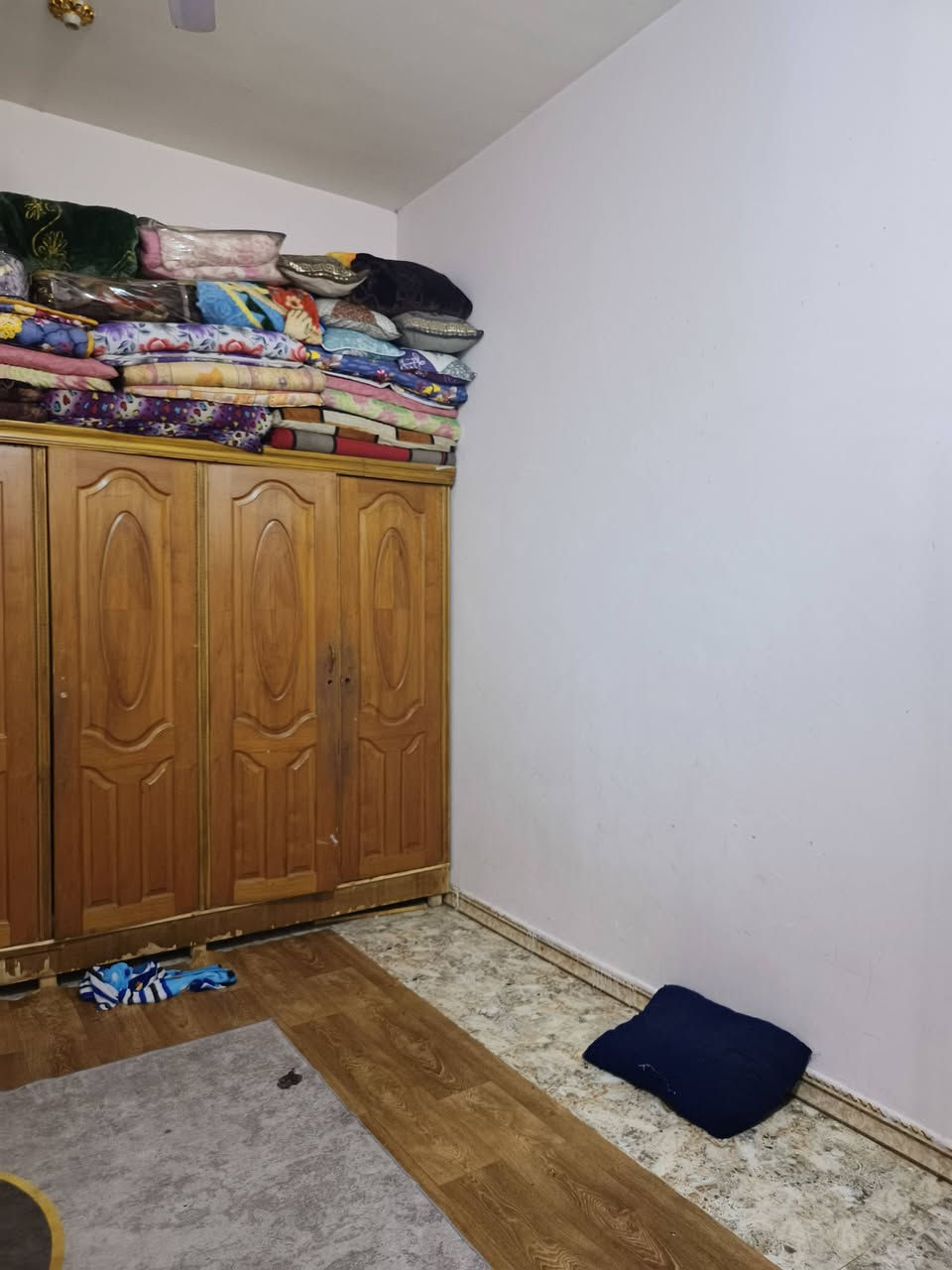 بيت للبيع طابق ونص حي بغداد خلف علوة حمدان قريب على شارع 60 يتكون البيت 4 غرف ومطبخ وصالة واستقبال ومناور عدد 2 حمام داخلي وخارجي السعر المطلوب 165 وبيه مجال ***********
