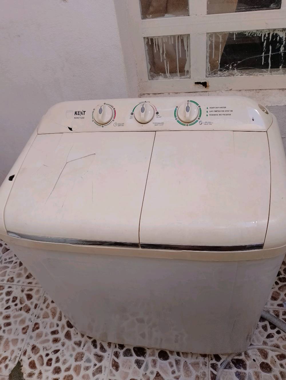غسالة عادي
  نوع : KENT 1200  
السعة /9kg
شغال 100% شرط فحص
مستعمل -بحالة جيد 
السعر: معقول وبيها مجال للطيبين .
العنوان  :كركوك /حي الواسطي 
الرقم :***********
ممكن تكتبين/تكتب رقم الموديل أو السعة بالضبط؟ لأن الظاهر مكتوب KENT 1200 بس نحتاج نعرف الحمولة شكد.: 
9K
الغطاية/الهيكل بيه شقوق وخدوش واضحة، هل هاي بس خارجية لو أكو أي مشكلة داخلية أو تسريب؟: 
خدوش خارجي صغير وقليل 
شلون شغل العصر والغسل والتصريف؟ كلشي يشتغل طبيعي وما بيها صوت أو رجّة زايدة؟: 
كلش زين يشتغل طبيعي
هل بيها أي تبديل قطع أو صيانة سابقة؟ وإذا نعم شنو القطع اللي تبدلت؟: 
لا 
تريدين/تريد تذكر إذا الفحص قبل الشراء متوفر، والتوصيل شنو وضعه داخل كركوك أو للمناطق القريبة؟: 
شرط فحص قبل شراء  ويوجد توصيل داخل كركوك فقط 