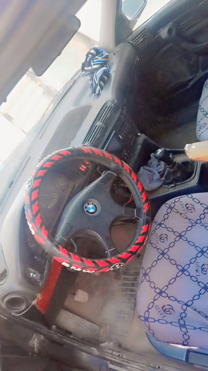 سلام عليكم Bmwحجم 535 مكفوله منل ضربه مصبوغه عام السنويه الل 29 ويل رياضي دواخل نضيفه كير عادي اصل تصل وبيك خير وتدلل رقم ***********
