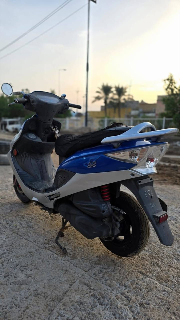سلام عليكم  دراجه كامكو v2مكفوله كفاله عامه  توها طالعه رمبه دراجه موديل 2016فحل مكينه150 سبانه ما محطوط عليها عل البلاد لون الازرق لمميز للاستفسار ***********رقمي والخاص موجود
