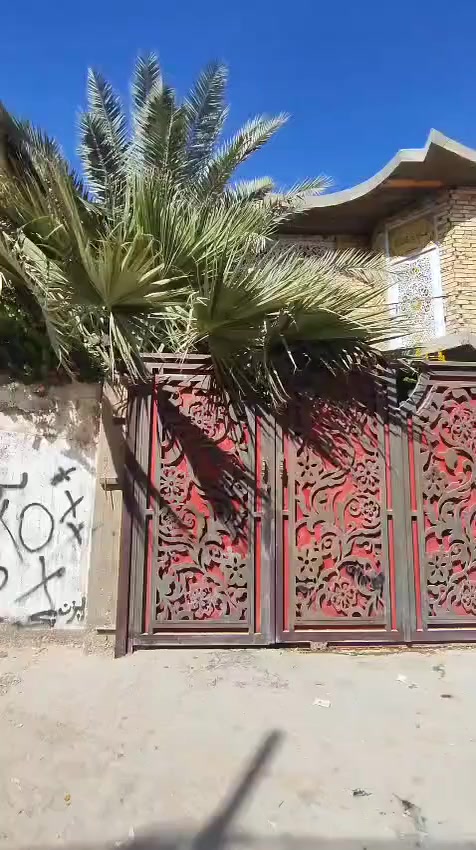 بيت بناء حديث واجهة ١٠×٢٠ يتكون من طابقين
الطابق الاول يحتوي على غرفتين نوم وصالة وستقبال 
ومطبخ حار وبارد ومدخل وصحيات خارجية وداخلية 
كراج سيارة وحديقتين 

طبعا الطابق الاول كلشي بي درجة اولى 
وجاهز على اخر حباية 
اما الطابق الثاني يحتوي على غرفتين وصالة عوزهن فقط ارضية وصبغ كما موضح بالصور 

العنوان الجلبية 
الشارع الاول بعد الشارع العام مباشرتا بالقرب من جامع القائم 

للاستفسار اكثر الاتصال على الارقام
***********
 ‏‪0785 666 3778‬‏
