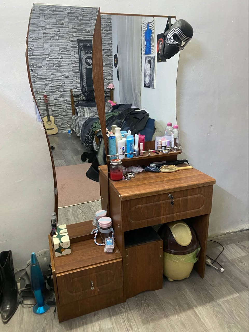 اثاث غرفة للبيع 
كنتور بابين بسعر ٥٠ الف
كنتور ٣ ابواب بسعر ٨٠ الف
مكتب خشب ثقيل بسعر ١٠٠ الف
ميز مرايه نظيف بسعر ٥٠ الف
جزامة احذية ب٢٥ الف
للتواصل *********** واتساب بغداد بغداد, العراق
