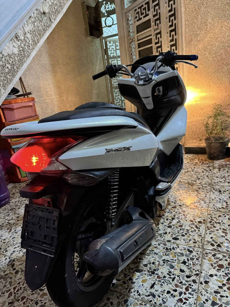 سلام عليكم PCX جيل اول ياباني JF ☑️
كفاله عامه كفر ومكينه بلادي  
مواصفات 150☑️
فول وابيعلك من باب البيت شرط جيب وياك فيتر وتفحص شرط المكينه برغي ممفتوح بيهة السعر1350وبيه مجال مكاني الامين الثانيه رقمي ***********.
