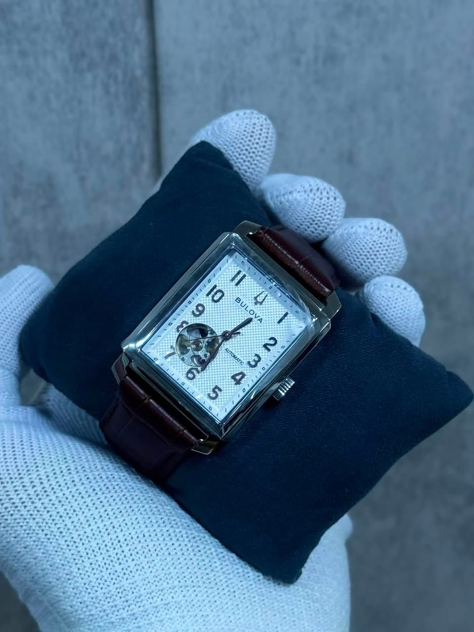 المميزة BULOVA بحركة اوتماتيك قطعة جداً جميلة
للحجز راسلونا عالخاص او وتساب ***********
