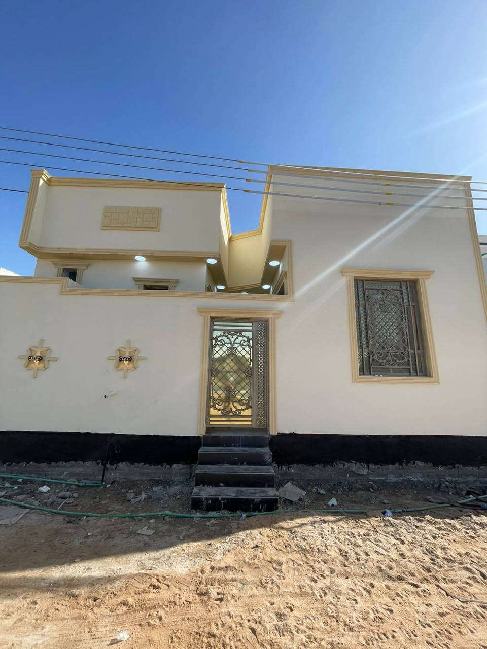 واسعد الله اوقاتكم بكل خير احبتي
***********
يتوفر دار سكن للبيع 

المساحه لكليه 100 متر مربع  ركن علاه شارعين كل شارع 10 متر 

نوع العقار طابو زراعي عراقي 

سند ٢٥ ول مالك عراقي تتكاتب ويا ابوالطابو مباشرتا

يتكون من غرف نوم عدد 2
استقبال 
صاله
مطبخ 
 مجمع صحيات داخليه وخارجيه 

البيت كامل من جميع الملحقاته 

بناء جديد 2025

فارق جاهزة للسكن تستلم بيتك عند المكتبة مباشر 

العنوان البصرة قضاء ابي الخصيب 

ابو كوصره غرب مدرسه الفتكار 

تبعد مسافة عن شارع ابو كوصره 100 متر 

منطقة روعه جميع الخدمات ماي كهرباء شارع 10 متر 

السعر  58وبي مجال

للاستفسار لاتصال ***********
