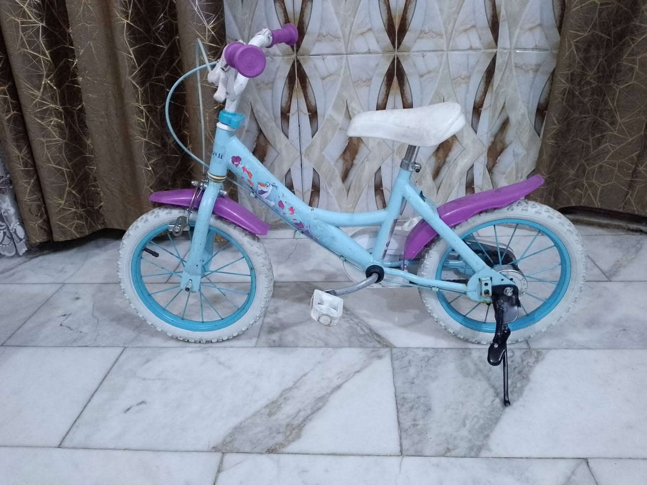 السلام عليكم
بايسكل اطفال ياباني للبيع كسر حاوية سعر 65 الف ،مكاني 📍 بغداد الشعب شارع الصحة قرب سوق صبح رقم للستفسار ***********
مواصفات البايسكل :- 
1- الون سمائي 🩵.
2- الحجم 14 🩵.
3- تايرات كتان اصلي الون ابيض 🤍.
4- بريك امامي + خلفي شغال💯.
