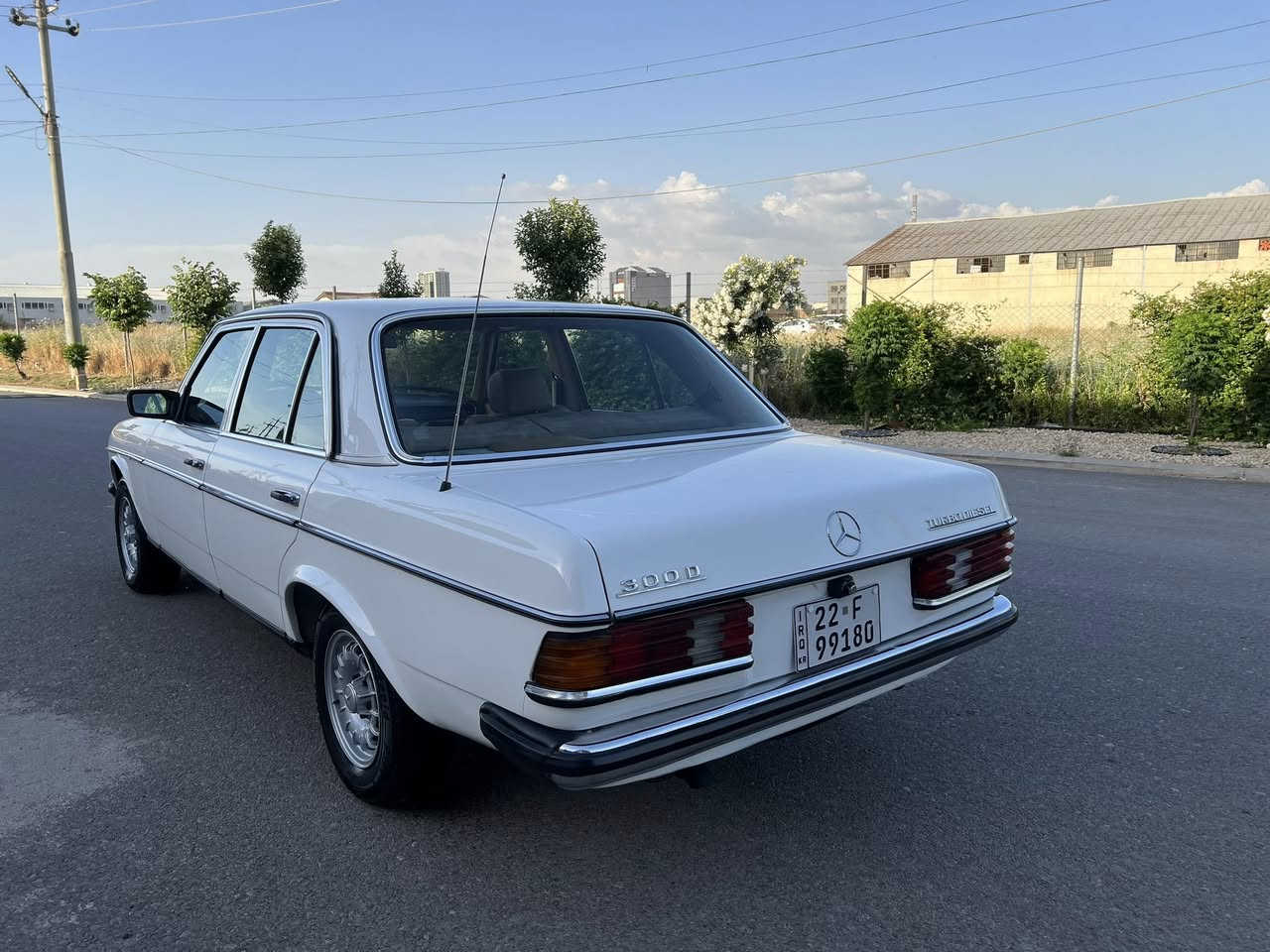 Mercedes Benz E300d 1984
موديل 1984 دخول جديد

محرك گير بيلاد تبريد شغال
داخل و خارج سيارة بيلاد على وضع الشركه

سعر 115$ورقة

رقم اربيل 

مكان سيارة اربيل معرض هاشم للسيارات 

***********
***********
