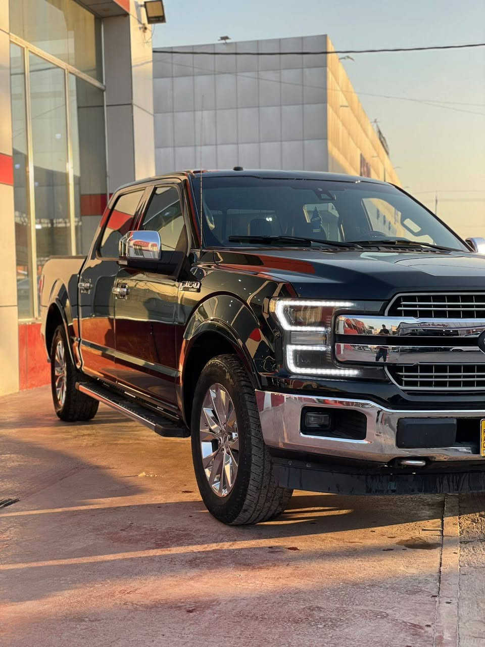 السلام عليكم 
للبيع  فورد f150 2020
سياره كلين بدون صبغ او ضرر  
فقط بارد باب السايق 
فول مواصفات واحد على ١ فورويل بارنوما 
الفئة فورد f_150 لاريات ٢٠٢٠
مكينه ٥٠٠٠ الاف ٨ سلندر 
كشنات جلد ميموري كهرباء تدفئة وتبريد وتحكم امامي وخلفي
تبريد قطعتين 
مانع تصادم وتحذير
مري كهرباء إشارة
اوتو بارك سيست بارك
اوف رود ايكو نورمال سبورت
و4X4فور ويل
نظام سحب مقطورة...جام خلفية للصيد متحركة 
دبل بانوراما
مري مزودة باشارة ولد ترحيب
مساعد استباق تصادم
نظام تحديد مسار  وتريد سرعة
ويل ١٨ 
تايرات جديدة 
عنوان بغداد 
مناسب السعر 
***********
