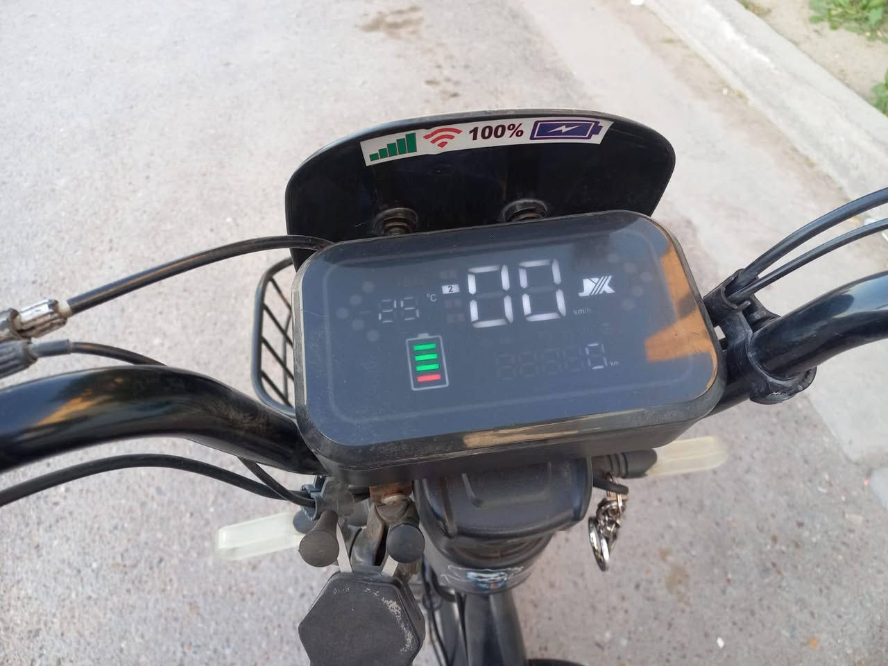 دراجه شحن للبيع  بطاريات عدد خمسه كباار من شركة ولي على شرط الفحص الدراجه حلوه ونضيفه السعر ٣٥٠ رقم الهاتف ***********
