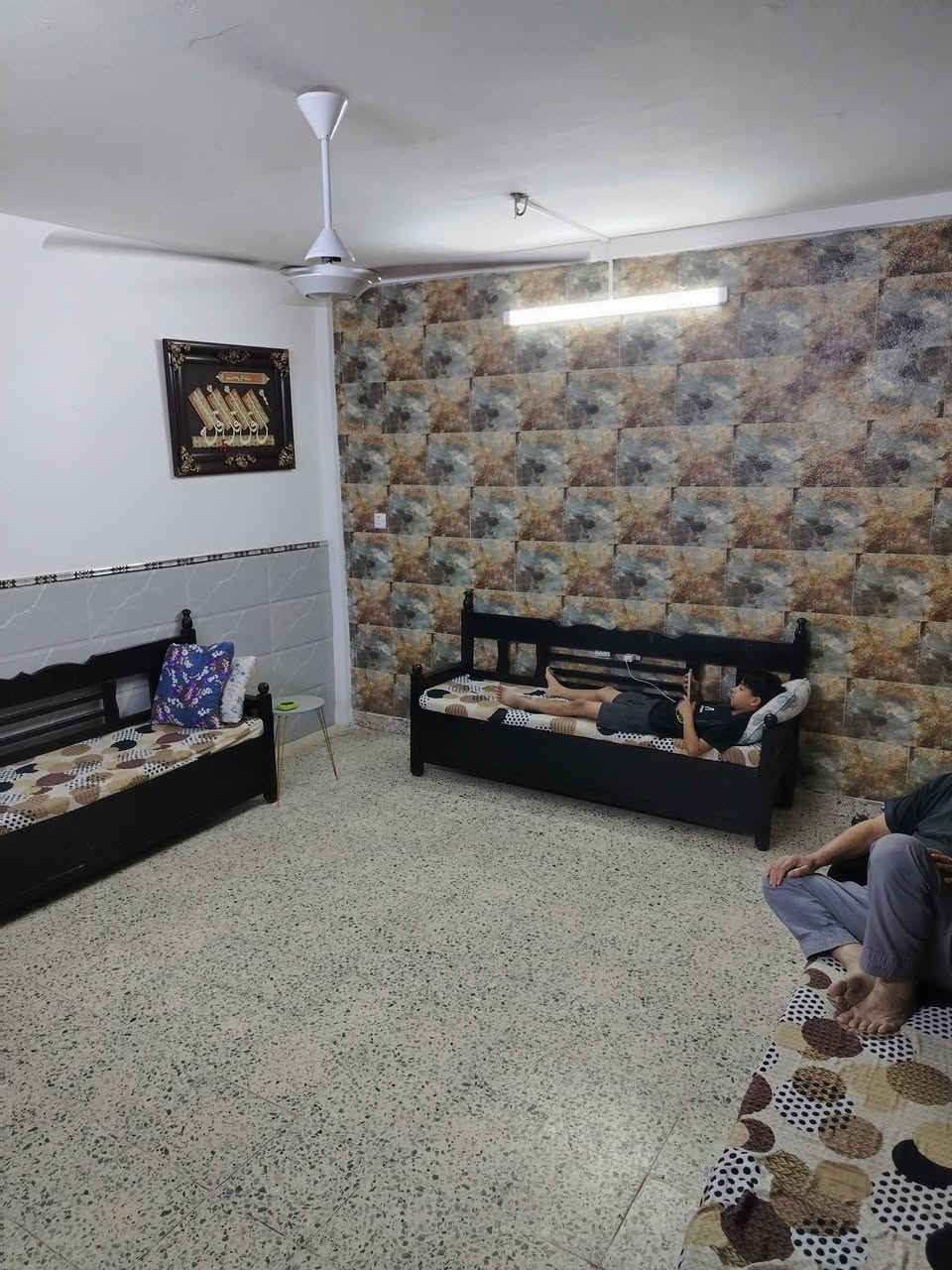 سلام عليكم دار البيع مساحته ١٢٥ متر غرف نوم عدد ٣ وحده جوه ثنين فوك بيت نضيف وخير من الله ابو غريب شهداء قر جامع ريان *********** واتساب
