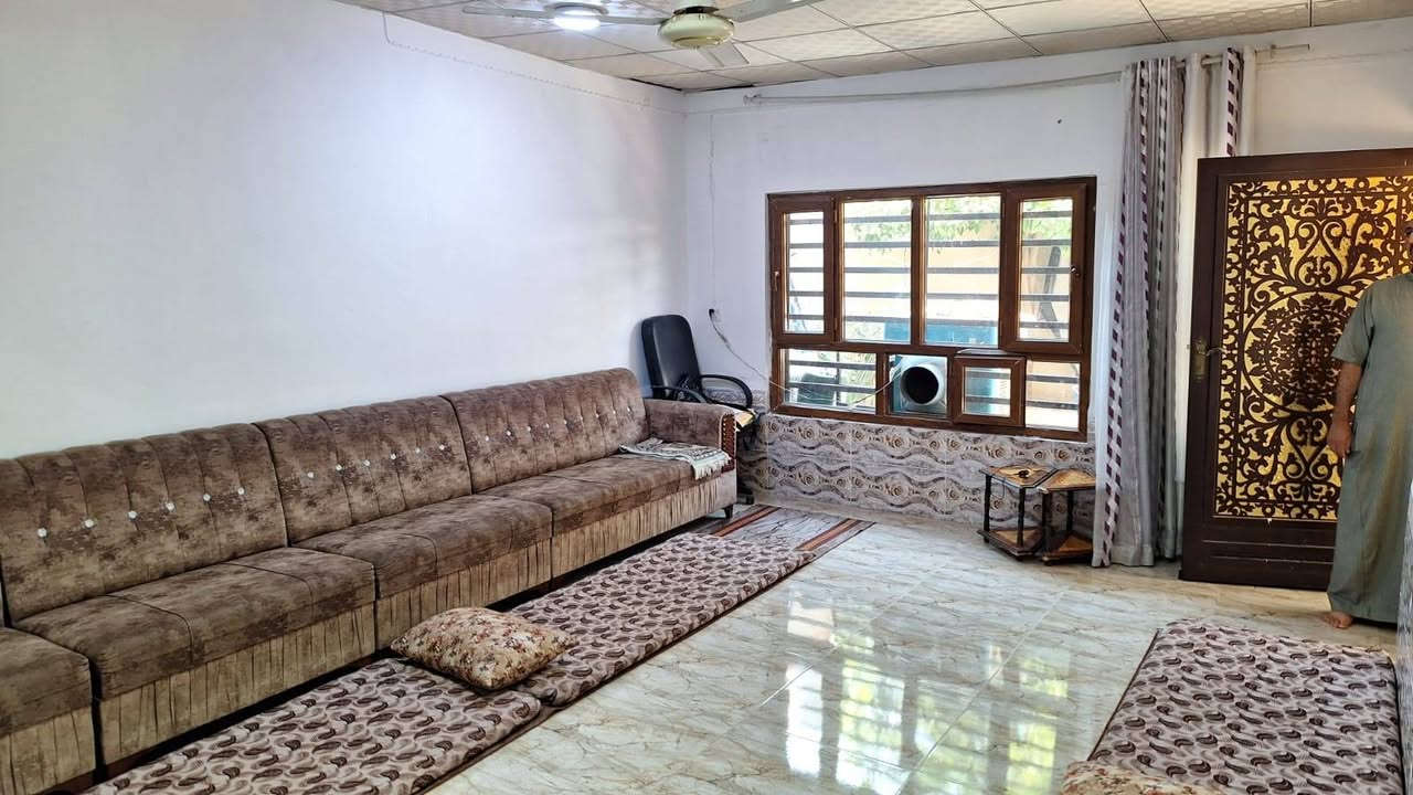 🏡 فرصة مميزة لامتلاك منزل في أحد أرقى مناطق حي الجامعة
🔹 للبيع منزل بمساحة 200 متر مربع
📍 الموقع: حي الجامعة – قرب المدرسة الصينية، منطقة هادئة وراقية، مناسبة للسكن العائلي.
✅ طابو ملك صرف.
يتكون المنزل من: ✔️ غرفتي نوم.
✔️ غرفة استقبال.
✔️ صالة.
✔️ مطبخ.
✔️ بيتونة.
💰 السعر المطلوب: 110 مليون دينار عراقي (قابل للتفاوض مع الجادين).
📞 للاستفسار أو تحديد موعد للمعاينة، يرج التواصل على الخاص أو الاتصال. واتساب فقط 
 ***********
