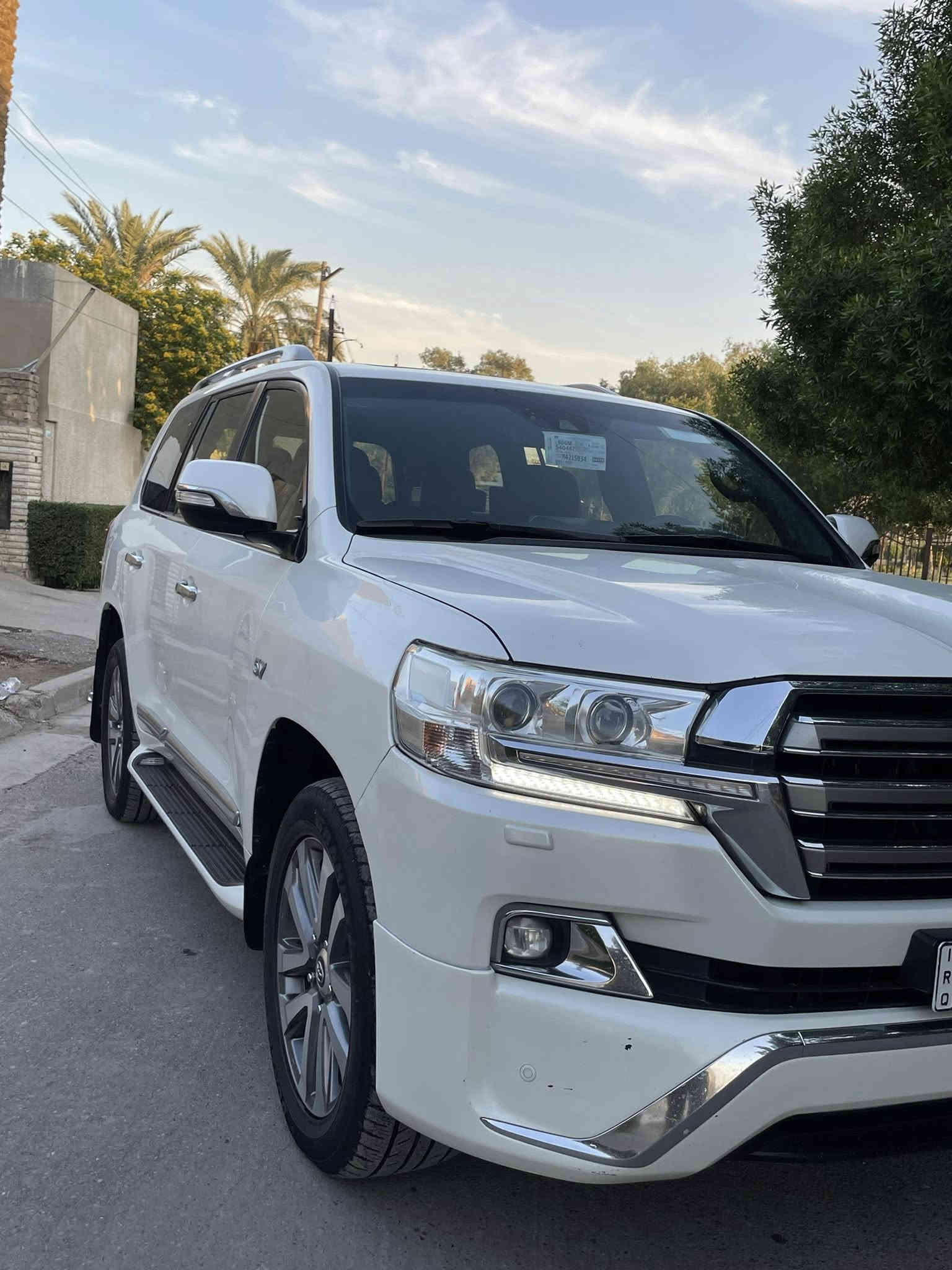 السلام عليكم عندي لاندكروز 2017  VXS ام الرادر مواصفات لكرز  السياره كفاله عامه من الصبغ والضربه والتبديل ماشي 86 الف رقم بغداد بااسمي تحويل ثاني يوم 
محرك 8 سلندر 5700
جكات
بصمات
جنطه كهرباء
3 شاشات
فتحه
تشغيل عن بعد
مقاعد خزن ميموري
محيتاج اذكر الباقي هي لكرز مواصفات
مكاني بغداد الرصااااافه
السسسسسعر 535$
للاتصال
***********
