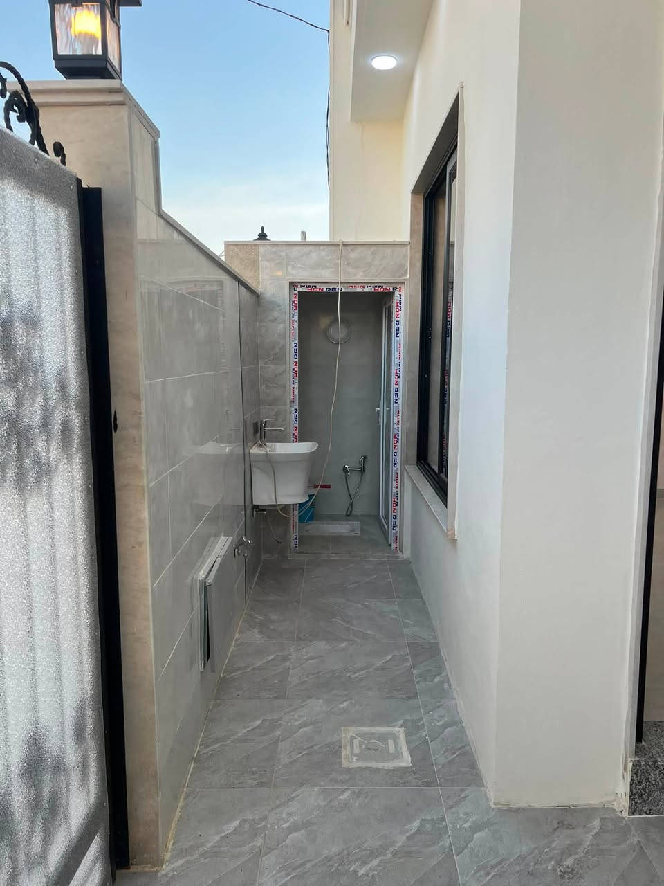 🏡 للبيع | دار مودرن فاخرة في حي الملايين الأولى – قرب الصواف ✨
إذا تبحث عن بيت جاهز للسكن بتصميم عصري وتشطيب راقٍ، فهذه فرصة مميزة.

📍 الموقع: حي الملايين الأولى – قرب الصواف
📐 المساحة: 150 م²
📏 الواجهة: 7.5 متر
🔑 الحالة: زيرو – تسليم مفتاح فوري

✨ مواصفات الدار:
🛏️ 5 غرف نوم واسعة
🚿 4 حمامات
🛋️ هول عائلي مريح
👥 غرفة استقبال أنيقة
🍽️ مطبخ حار ومطبخ بارد
🏗️ تشطيبات حديثة بتصميم مودرن وجودة عالية

🏠 دار متكاملة تناسب العوائل الباحثة عن الراحة، بموقع هادئ وقريب من جميع الخدمات.

📞 للاستفسار والمعاينة:
***********
***********
