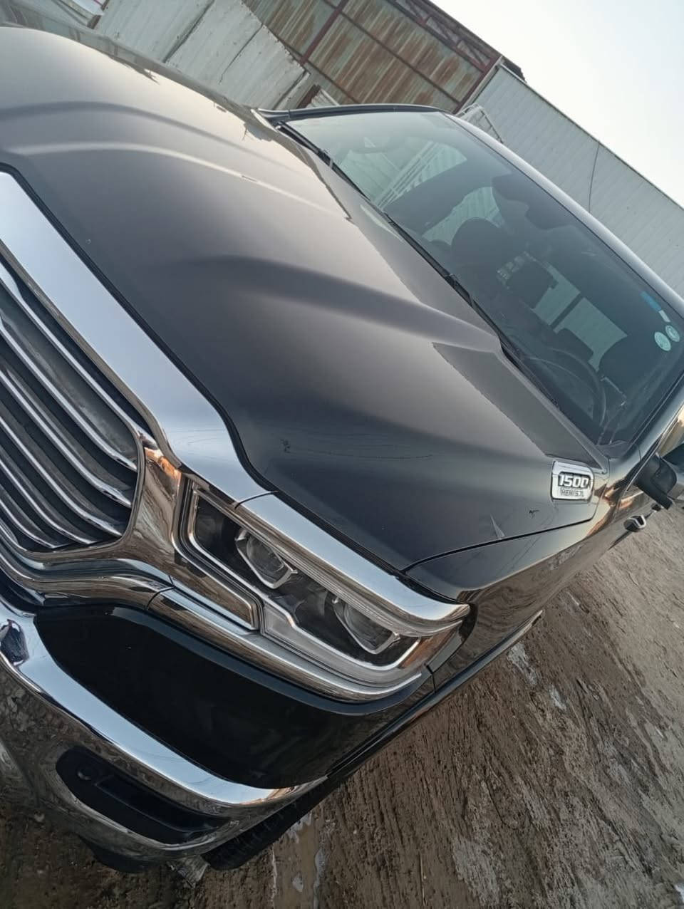 السلام عليكم 
دوج رام 2023 وكاله خليجي مكفوله كفاله 
رقم اربيل باسمي تحويل ثاني يوم 
فول مواصفات 1/1 
ماشيه 29 الف 
شنو المواصفات البالك بيها البدي سلايد عل الريموت 
مكان السياره بغداد 
لاستفسار خاص 
او الاتصال على ***********
