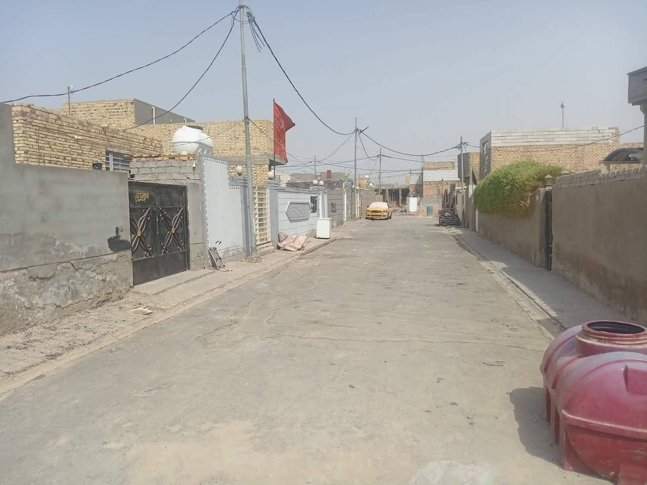 سلام عليكم بيت لبيع في حي الامين ملعب شهيد جمال
المساحه200 متر يبعد عن الشرع 150متر طابقين اساس رفت كافت خدمات  ما متواجد عل فيس  السعر خاص ***********
